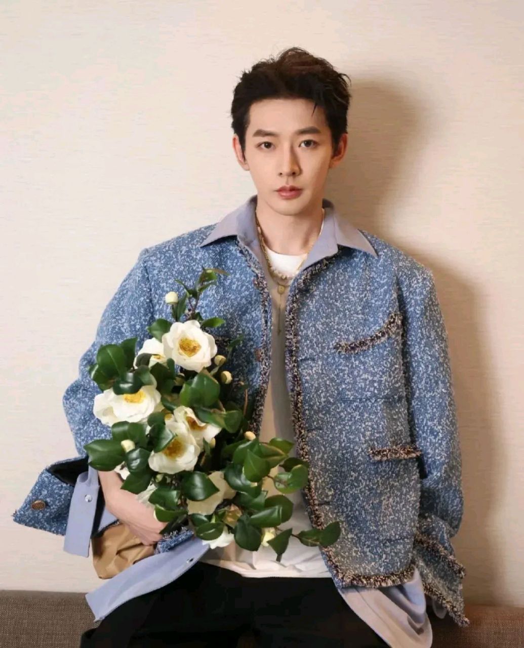 邓为的现代装是个精致的邻家男孩,他有着帅气的外表,又有着山茶花般