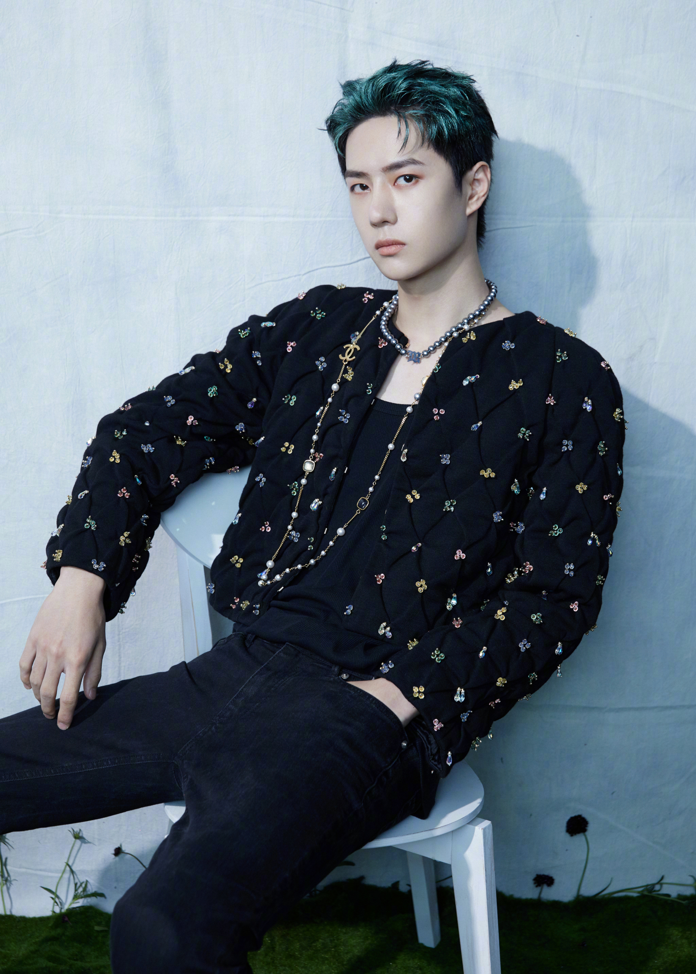 王一博穿香奈儿去跳街舞了!黑色丝绒外套缀满闪烁彩钻,精致潮流