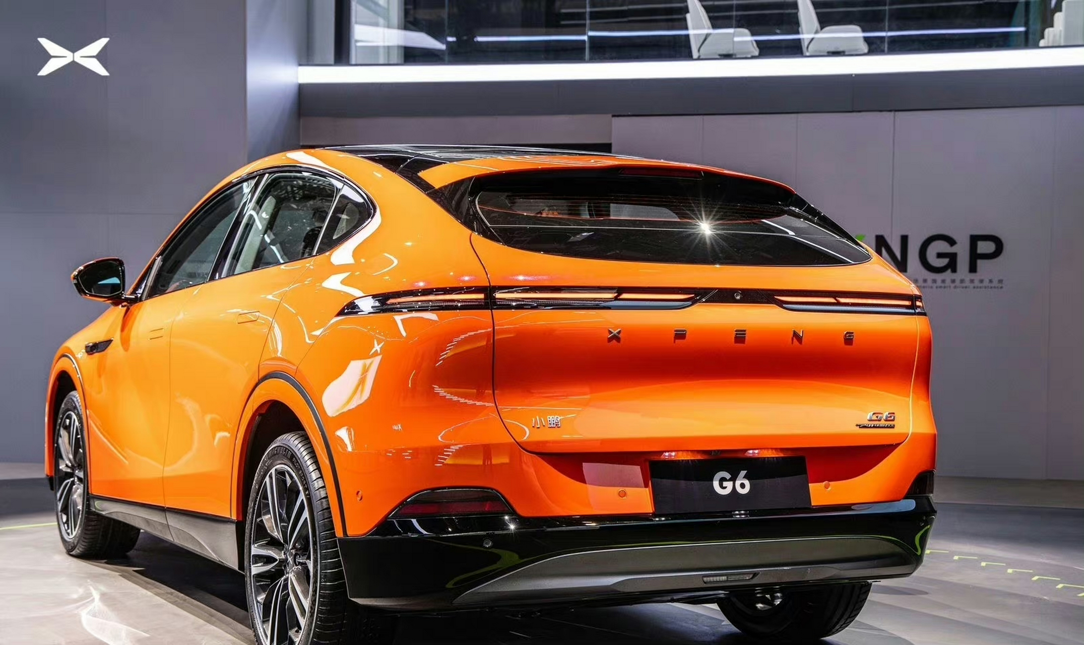 小鹏g6首台下线,配色活力橙,比较偏年轻时尚风格,车身设计还不错.