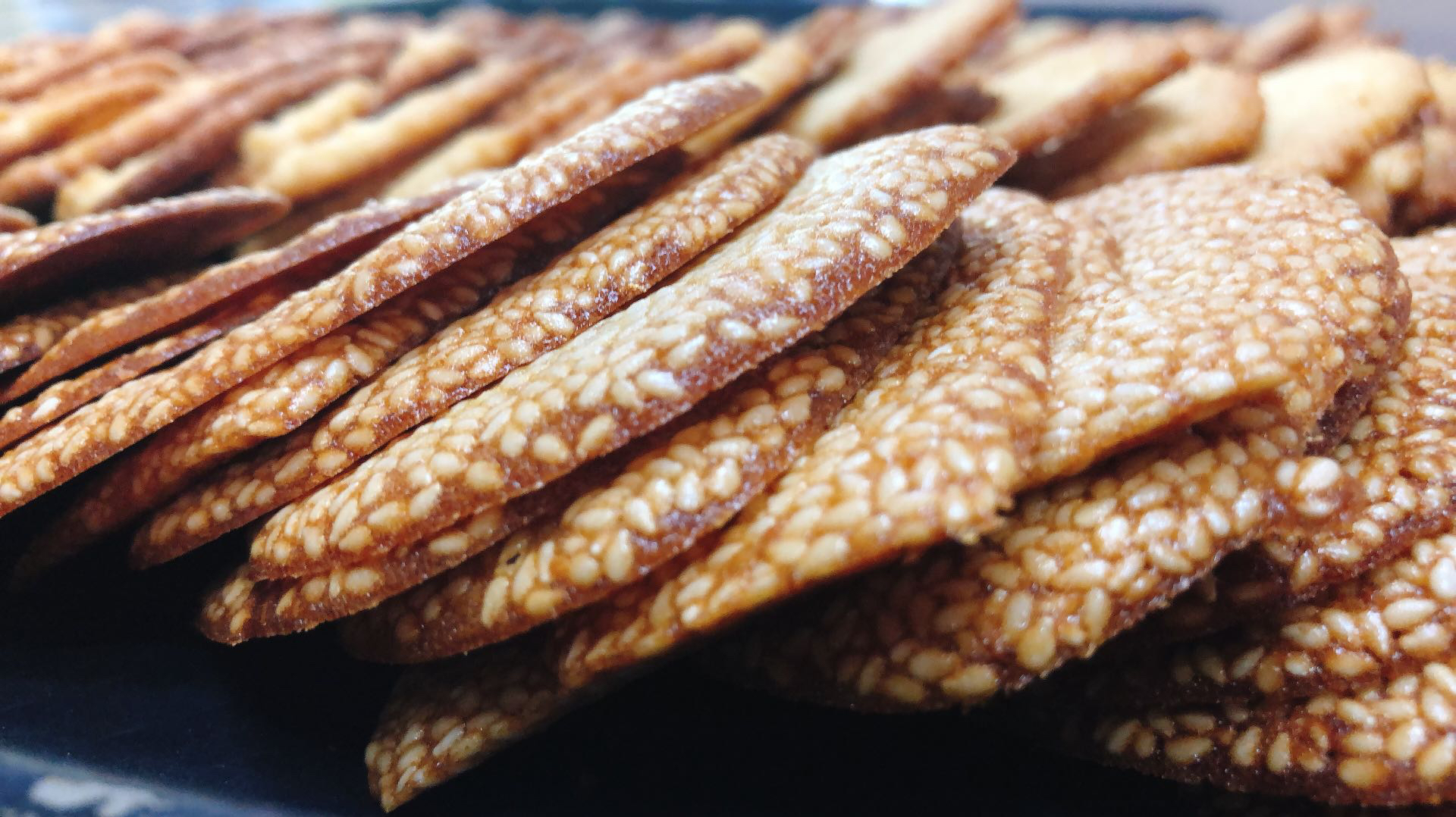 张老师做了三种口味的瓦片饼干,杏仁椰蓉芝麻,我最爱杏仁啦!