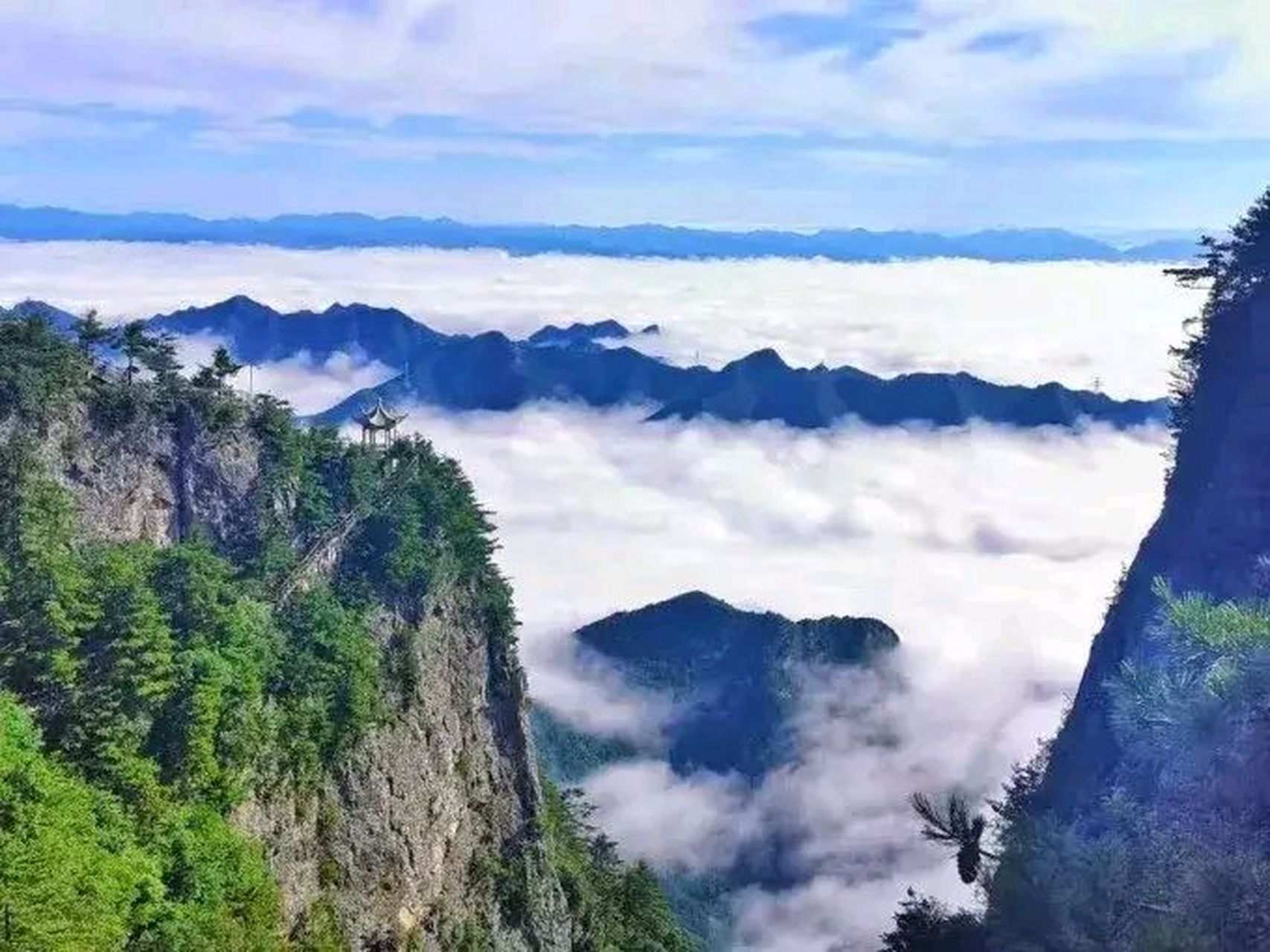 天竺山景区位于陕西省山阳具.