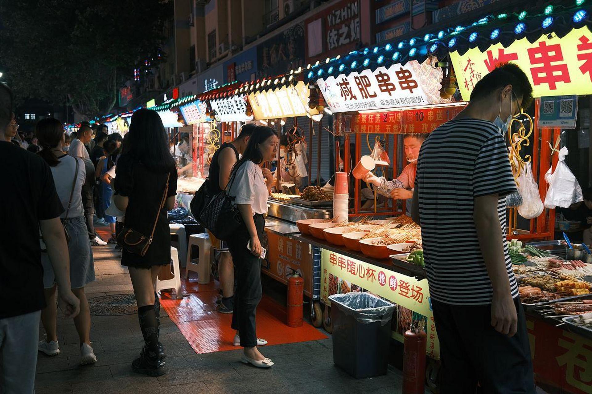 小伙在夜市摊质疑14元泡面贵被骂滚,850元买下全部泡面摔掉.