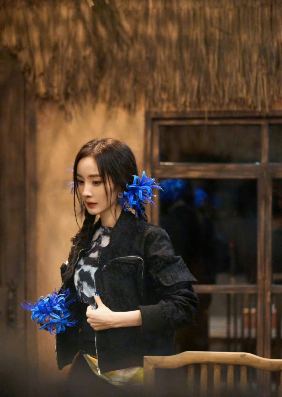 杨幂扎着双麻花辫,佩戴蓝色彼岸花,既甜美又酷飒!