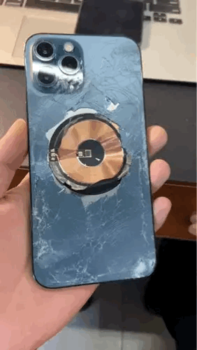 看着真心疼,网友iphone12promax分期才还一个月,手机碎了