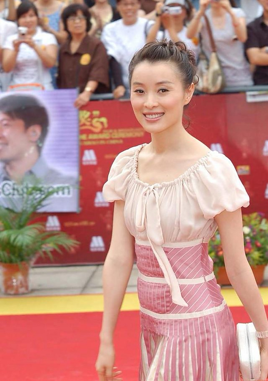 吴越粉嫩连衣裙,小腹平平身材纤细