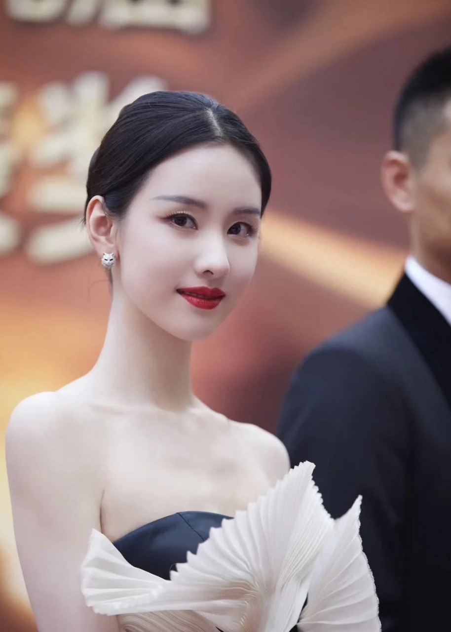 都说她们两长得像,陈都灵和章泽天看图片你觉得像吗?