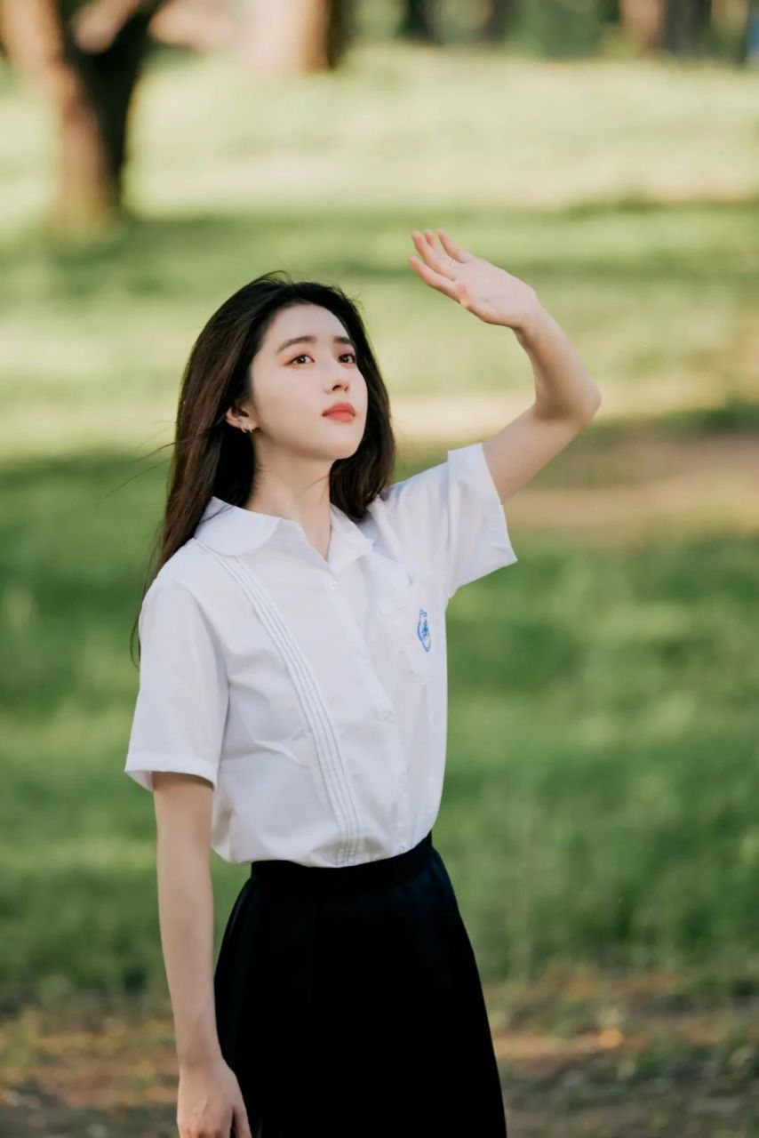 李凯馨校园风写真. 这身校服搭配真的太有清纯校园气息了.