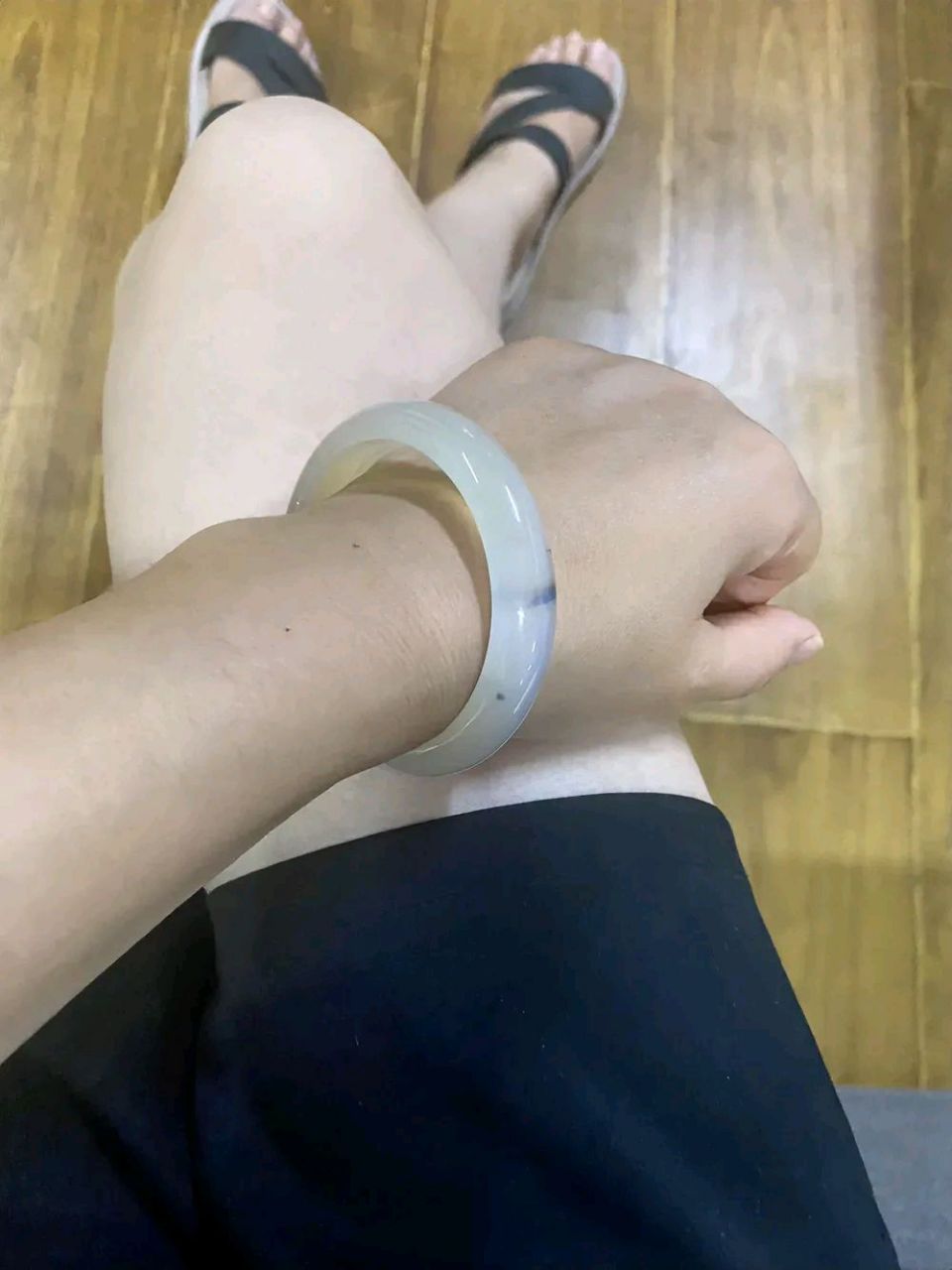 草原之行,在多伦湖景区门口,买了个玛瑙镯子.