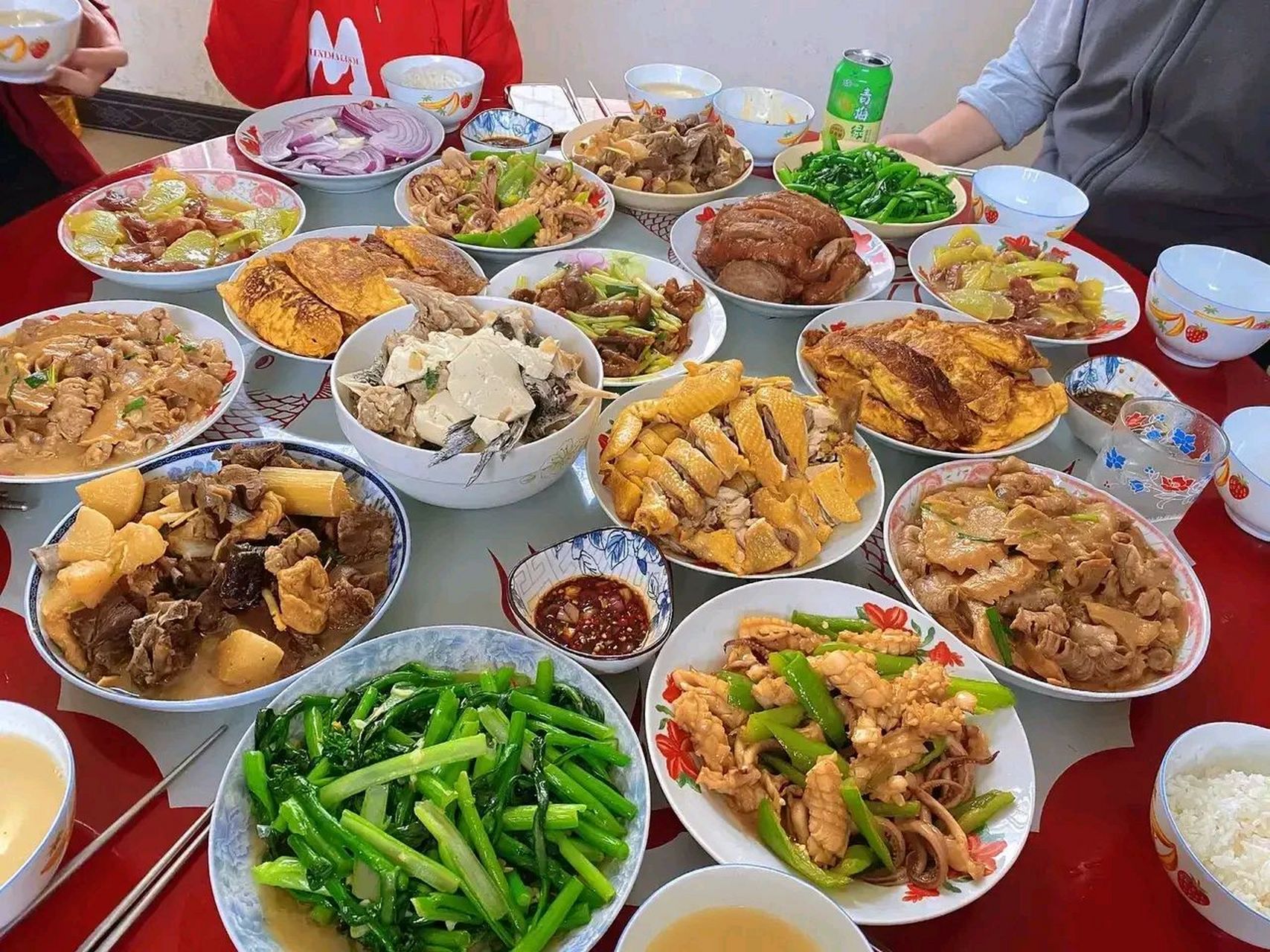 老公过生日花了200块钱在饭店请的大厨来家做的饭菜,感觉根本没有特色
