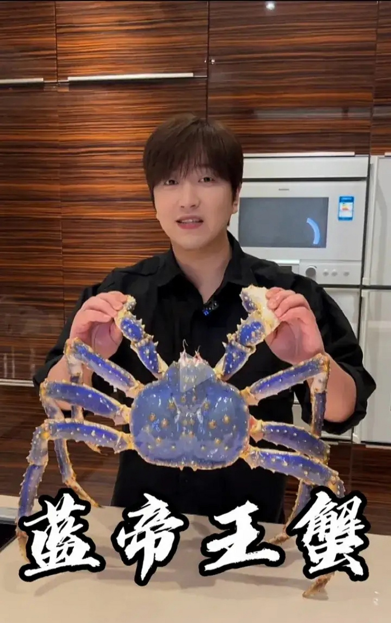 白冰这波炫富让人无法反驳,6万块钱一只的蓝色帝王蟹,说吃就吃了!