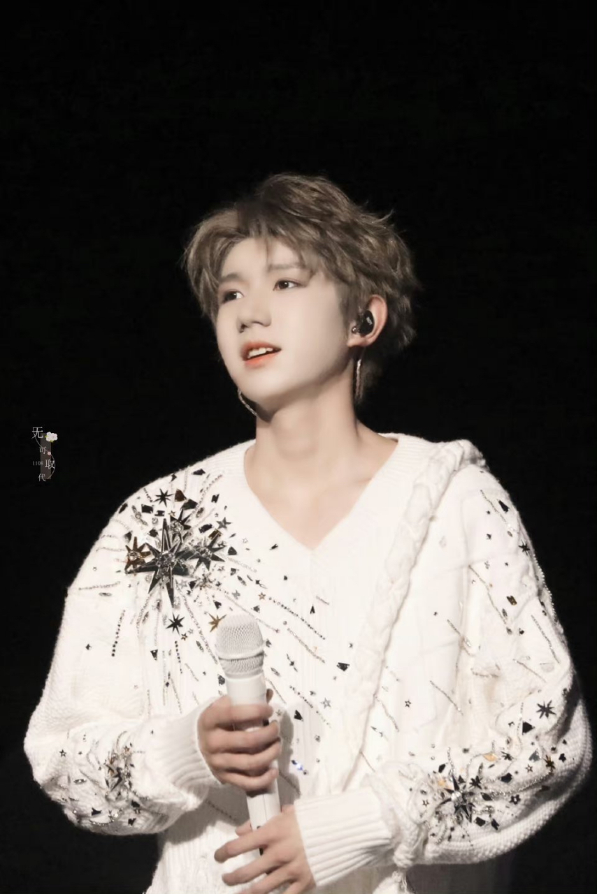 王源在重庆站演唱会上的现场氛围非常热烈,尤其是有许多穿着婚纱的