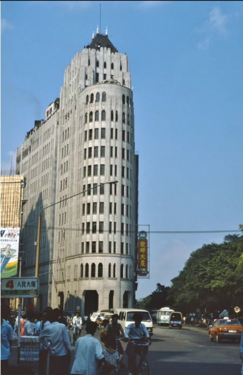 1985年,广州爱群大厦,这座大厦是旅美华侨陈卓平等人投资兴建的.