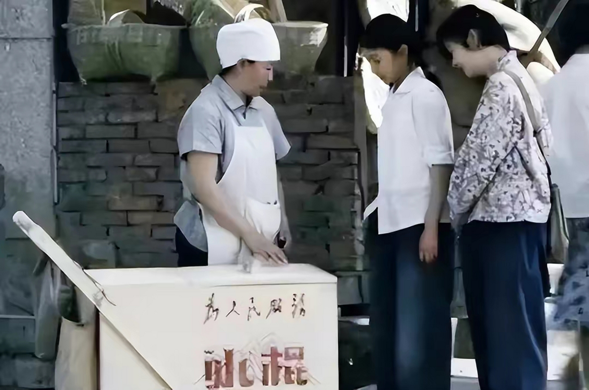 八十年代的时候,买冰棍是很多孩子们的乐趣之一.