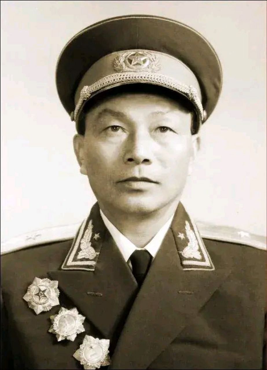 1967年,时任浙江省军区司令员张秀龙因"火烧五马街"事件被免职,熊应堂