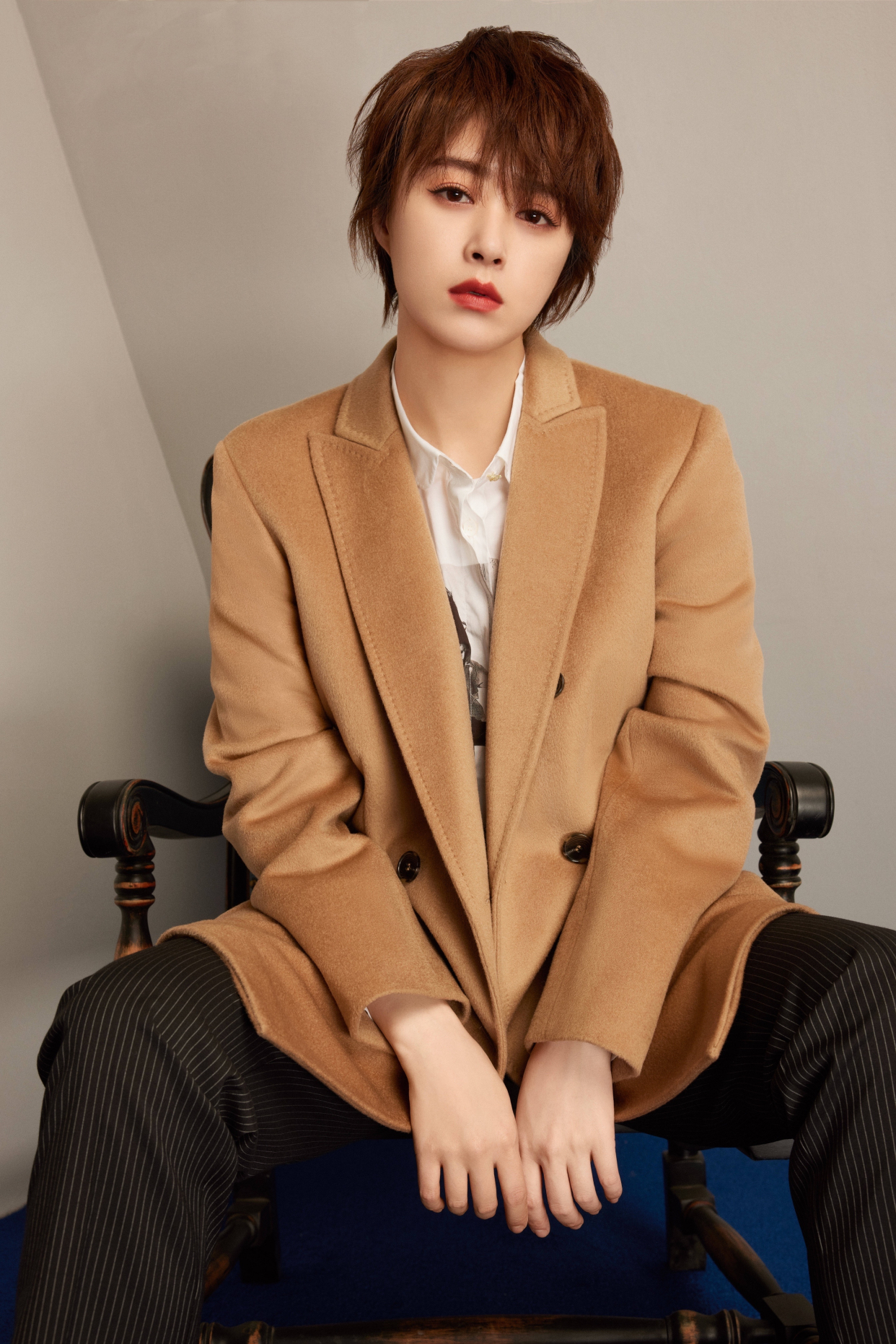 蒋欣的丰腴美真迷人,身着黑色蕾丝裙妩媚清甜,同框曾黎也不输