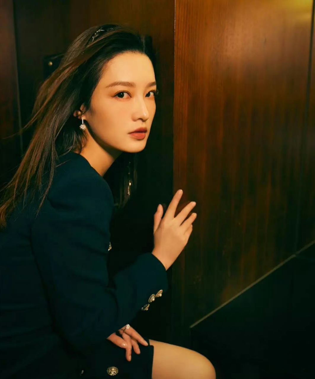 李沁# 钻链编发造型,清纯唯美的颜值,妩媚动人的婀娜身姿,纤瘦白牡哪