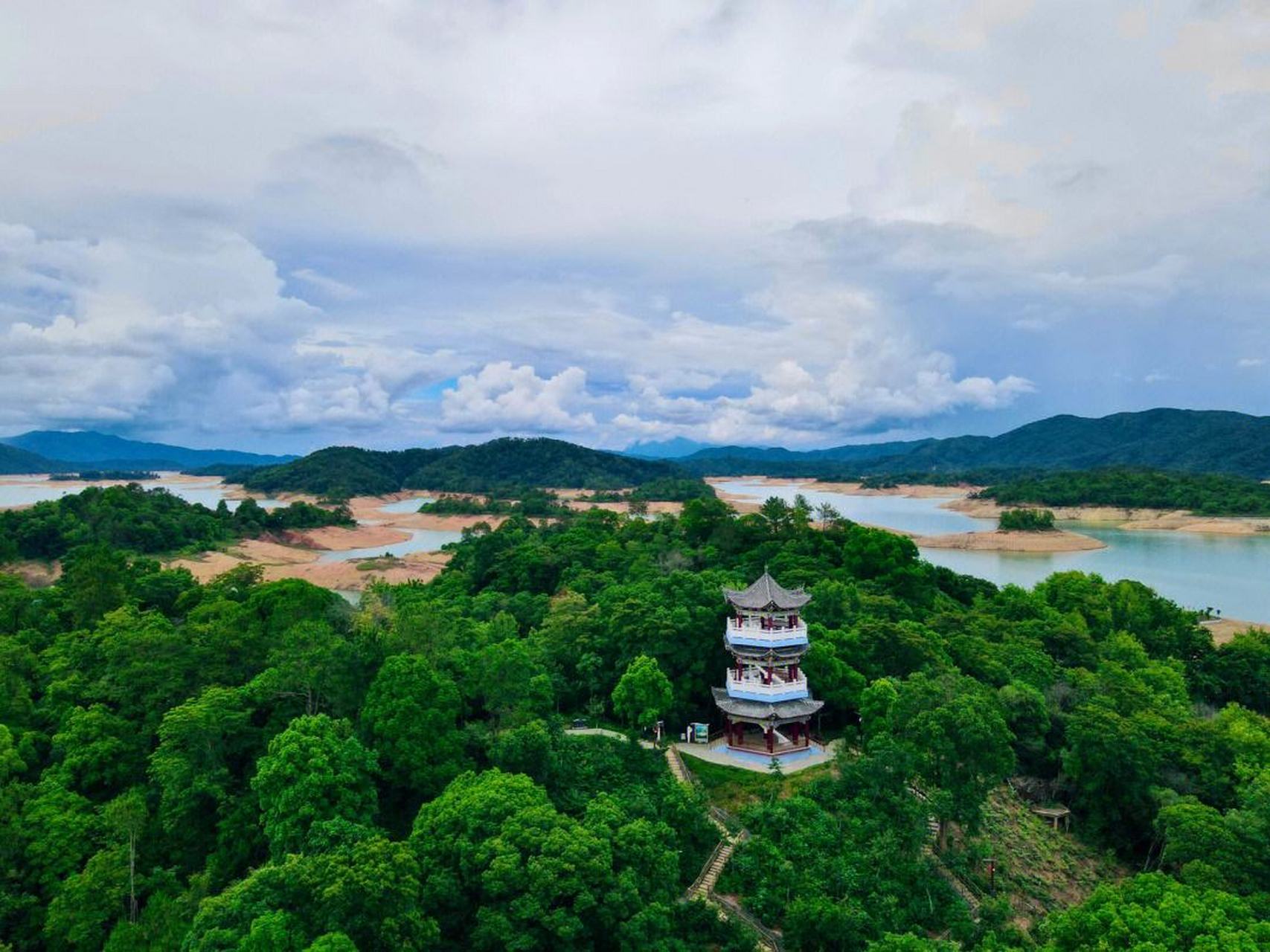 万绿湖,国家级4a风景区,位于广东省河源市,碧波万倾,四季长绿.