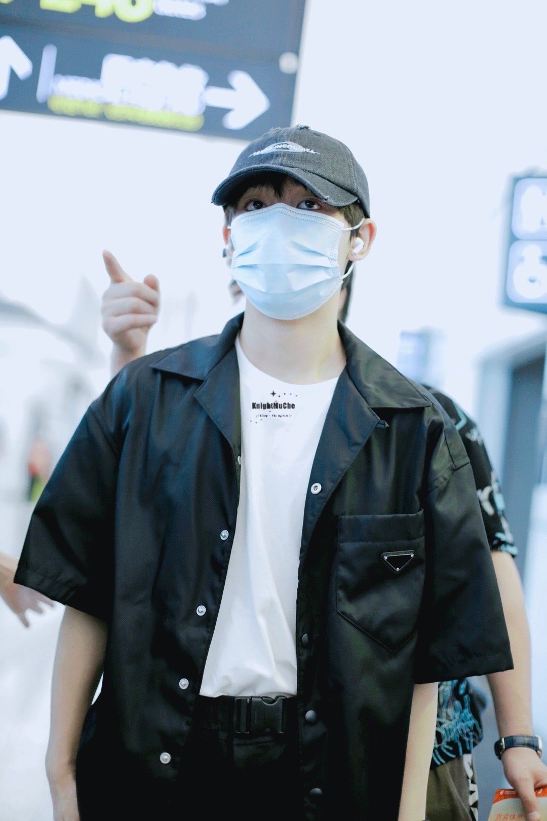 时代少年团丁程鑫机场时尚,鸭舌帽凸显个性