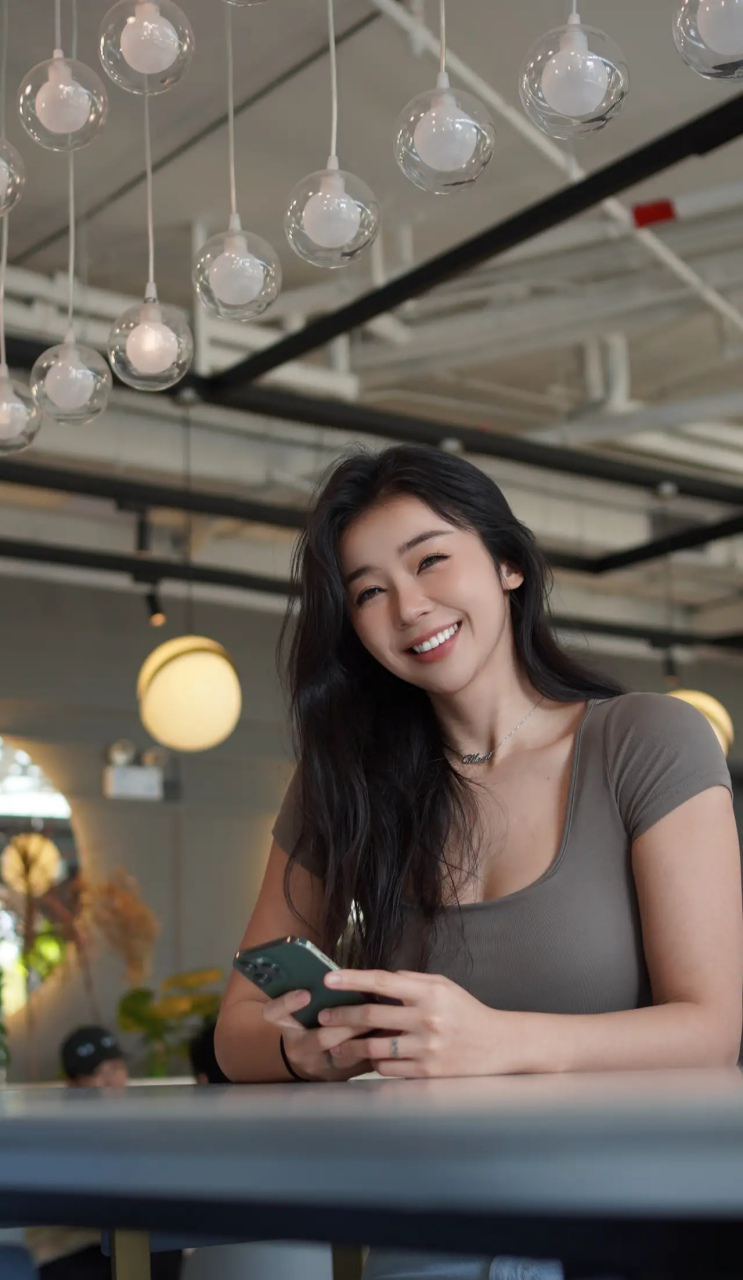 张曼源在社交平台分享了一组照片,身穿半袖,牛仔裤,凹凸有致的身材