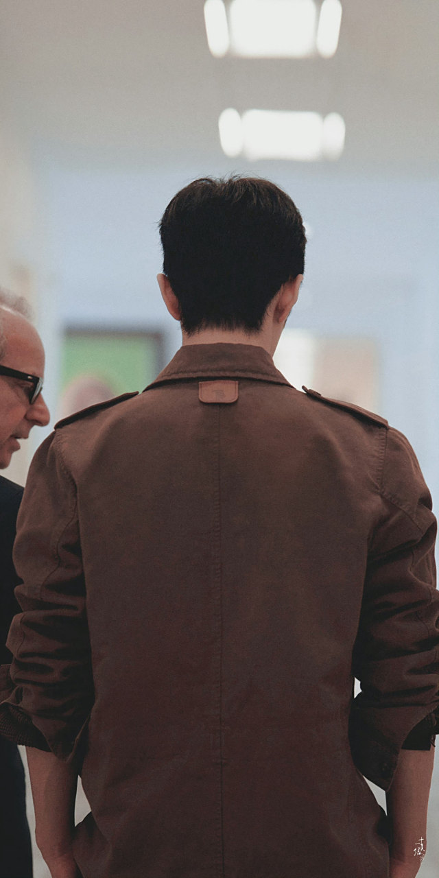 肖战的背影#  这个背影让人心里好踏实,有种天塌下来会有哥哥顶椎的