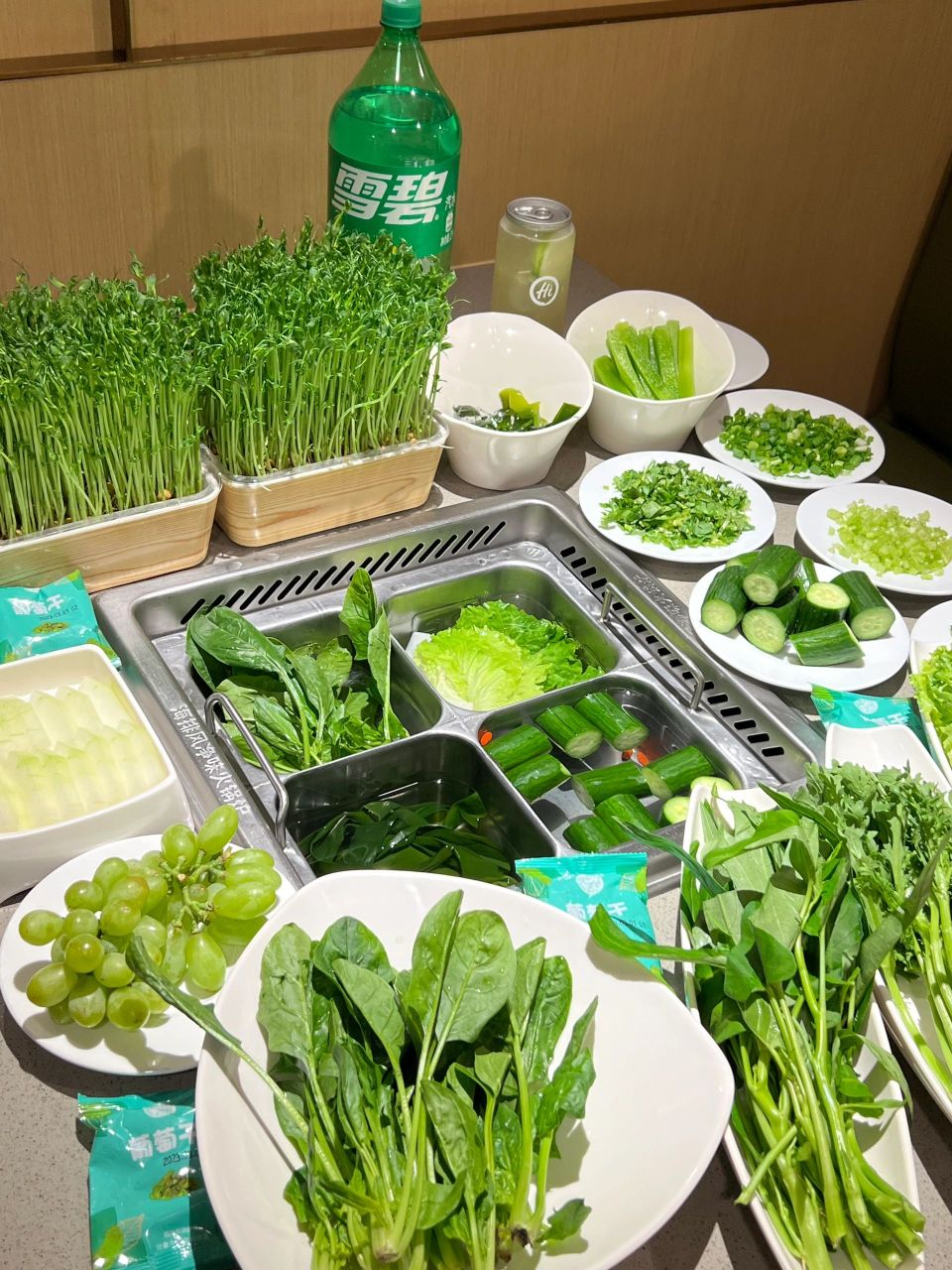 朋友请我吃火锅给我点了一桌子全绿套餐, 这到底是在暗示什么啊?