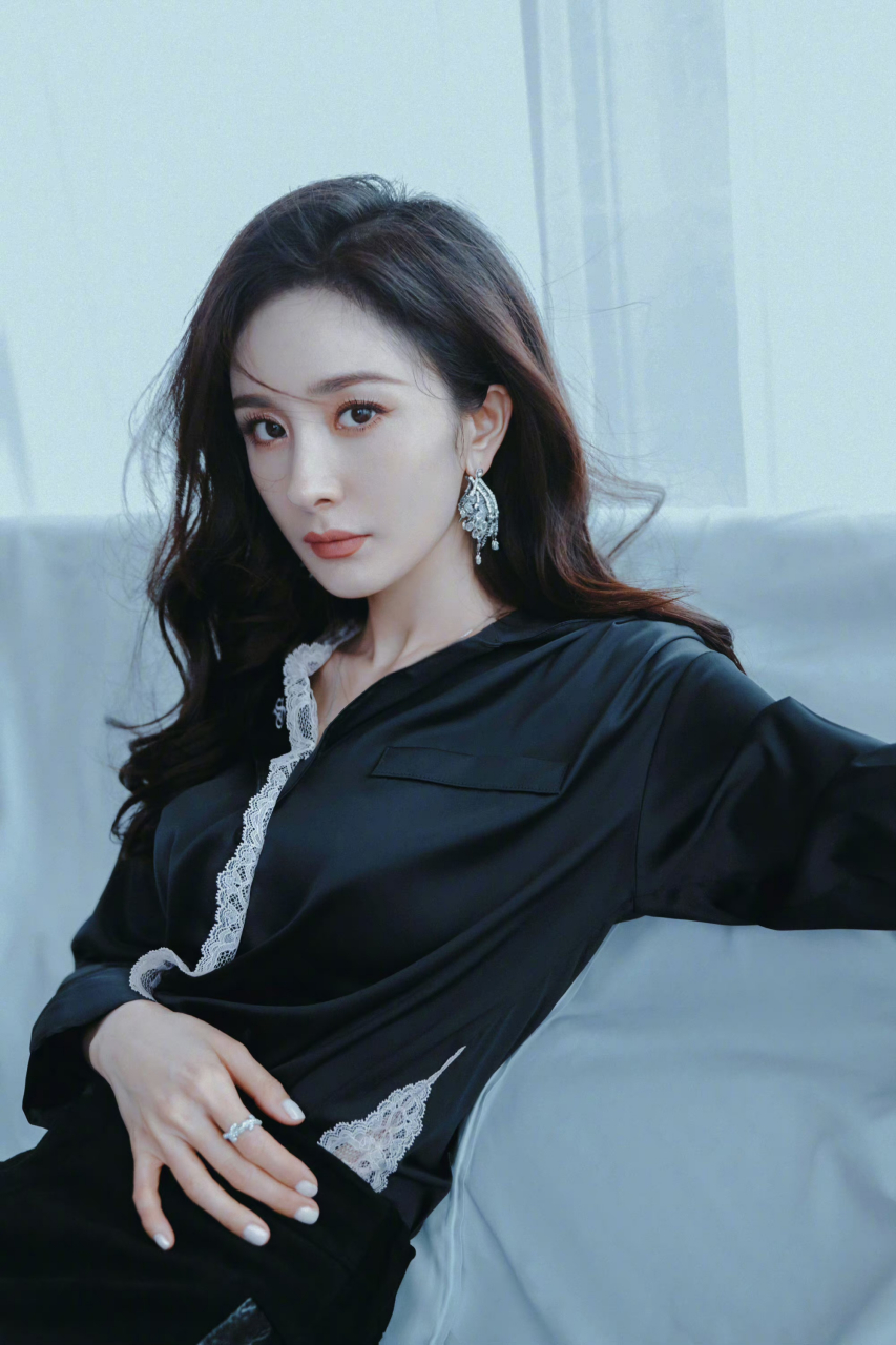 杨幂腰部镂空睡衣# 杨幂腰部镂空睡衣造型,姐姐真的是穿什么都醚浇