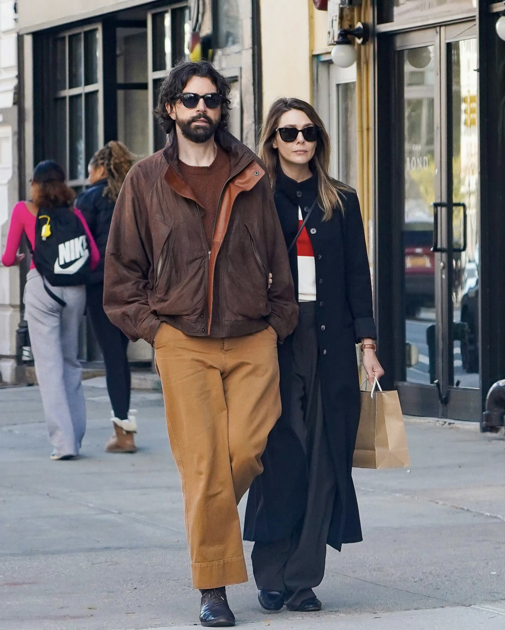 奥妹elizabeth olsen和丈夫robbie arnett 纽约出街.#欧美街拍