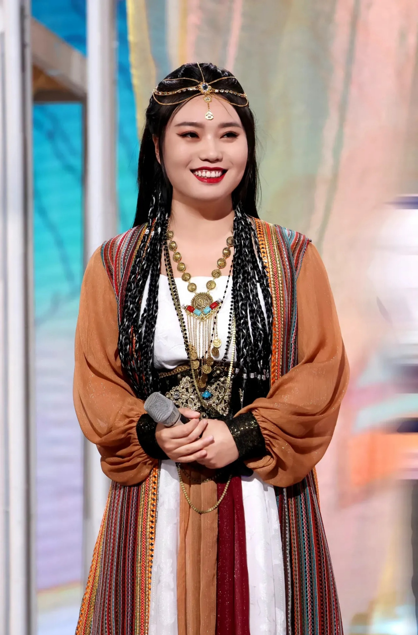 李雪琴的颜值一般,但是古装扮相竟然有种古装美女的即视感,特别像富家