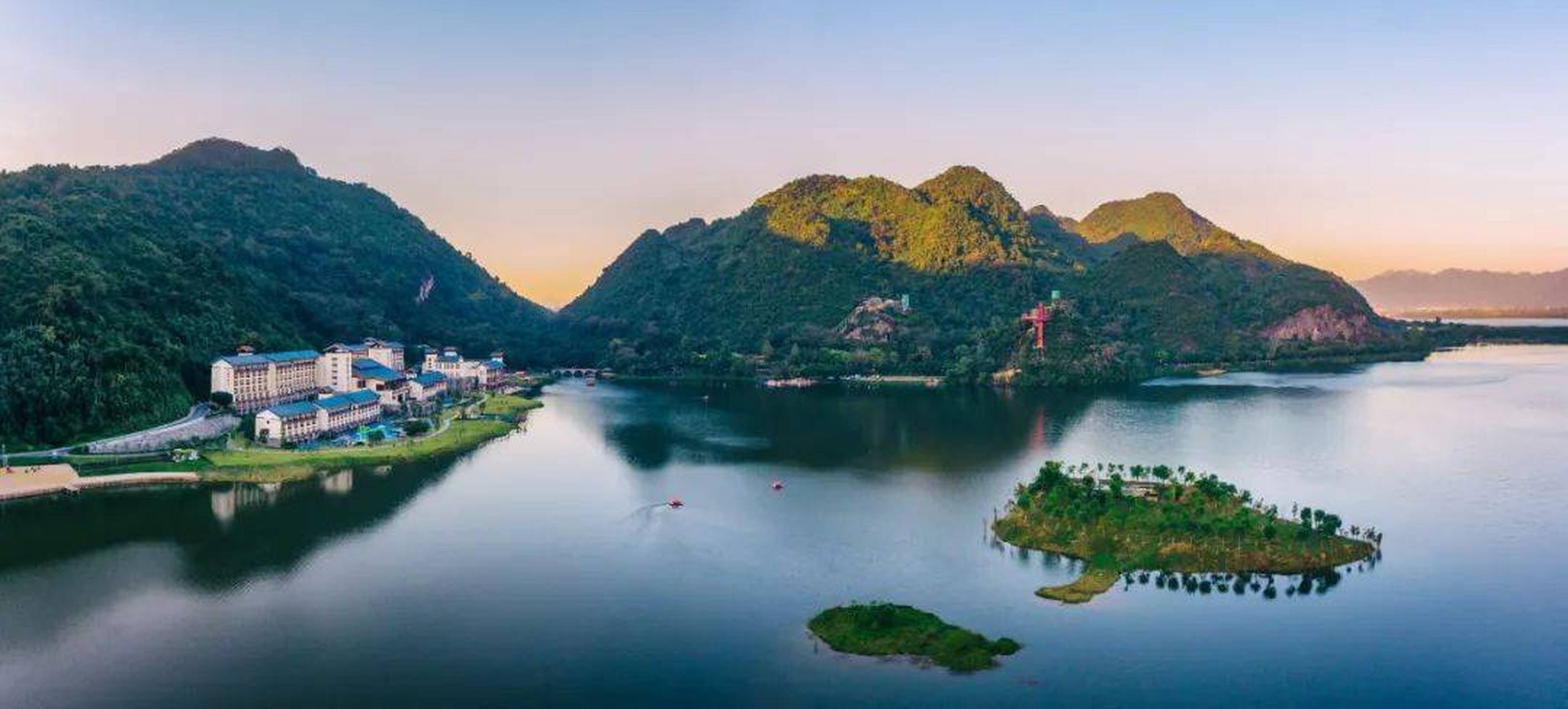 英德栖湖酒店选址直面美丽的浈阳湖,站在酒店大堂即可见水波荡漾之美