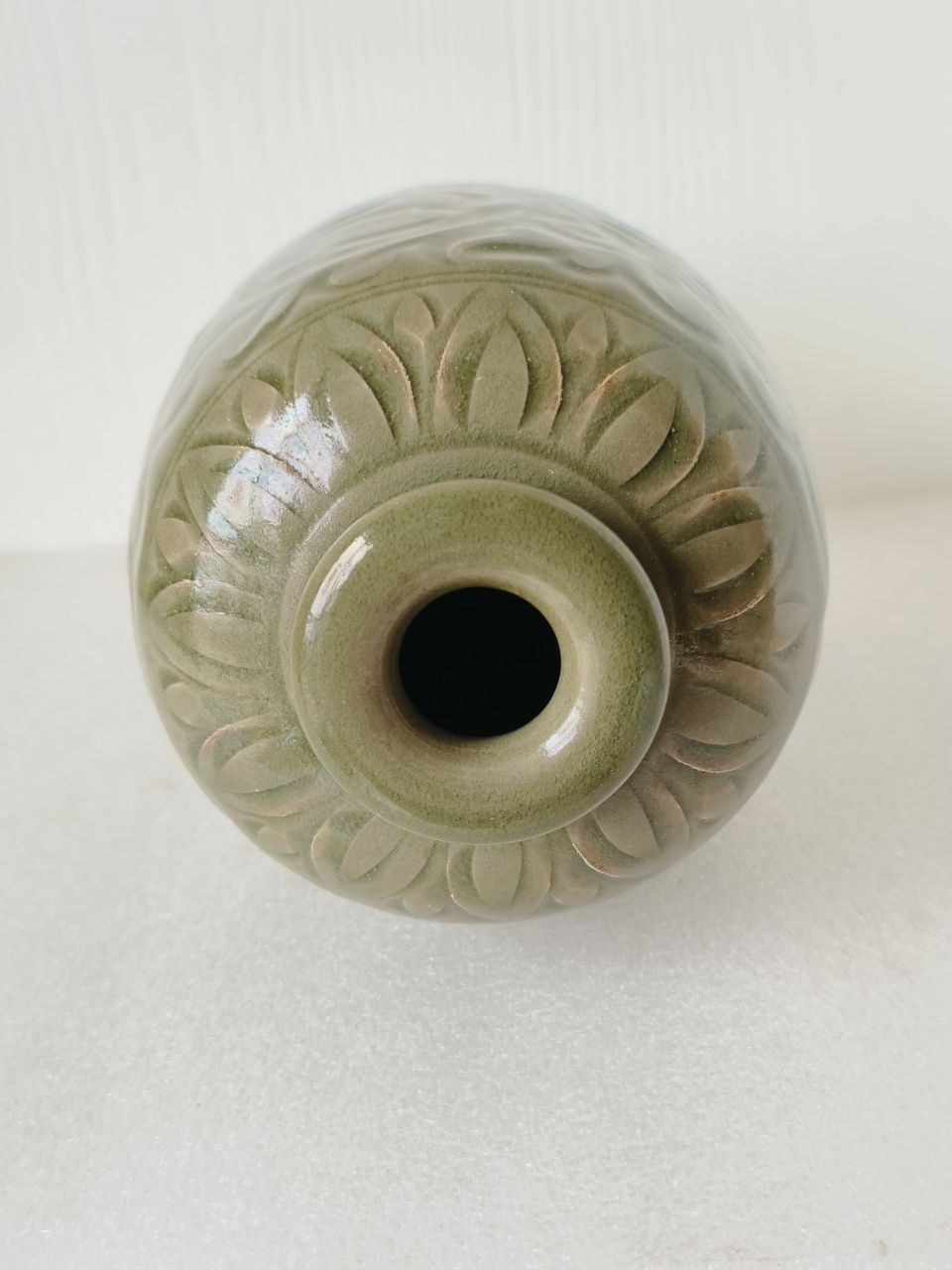 送耀州窑刻划缠枝牡丹莱菔尊,刀法犀利,缠枝牡丹刻划灵动立体感强,器