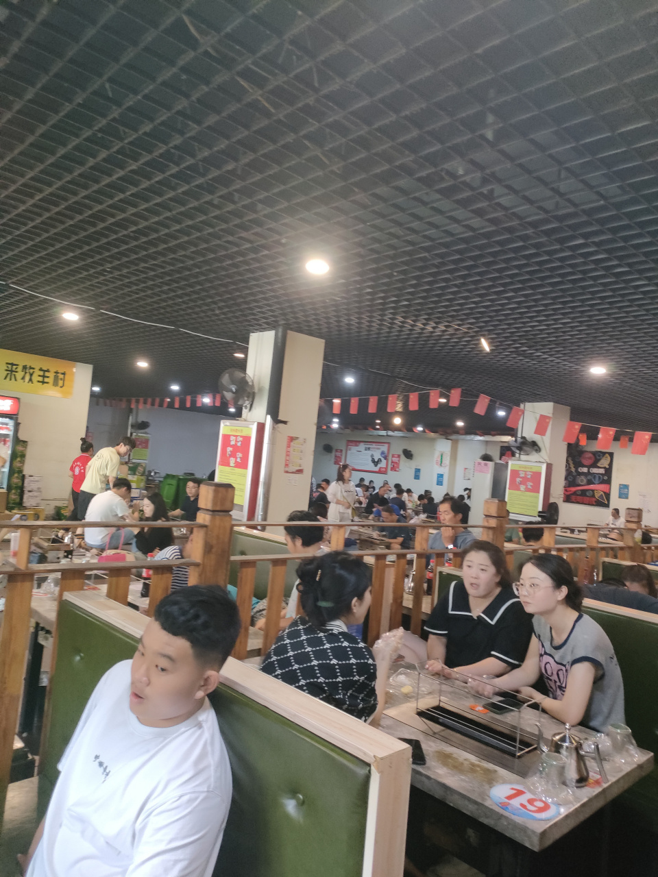 谁说淄博烧烤不火了,牧羊村下午3点满座等待点菜的顾客,4点开始点餐.