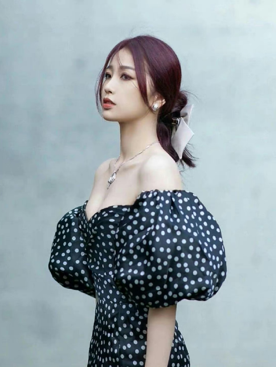 虞书欣# 身穿黑色斑点溜肩泡泡袖连衣裙,肤白貌美的脸蛋儿,白皙细嫩