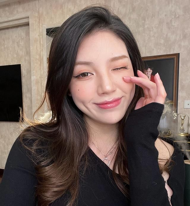 兜儿晒女儿正面照,力证女儿比韩安冉漂亮