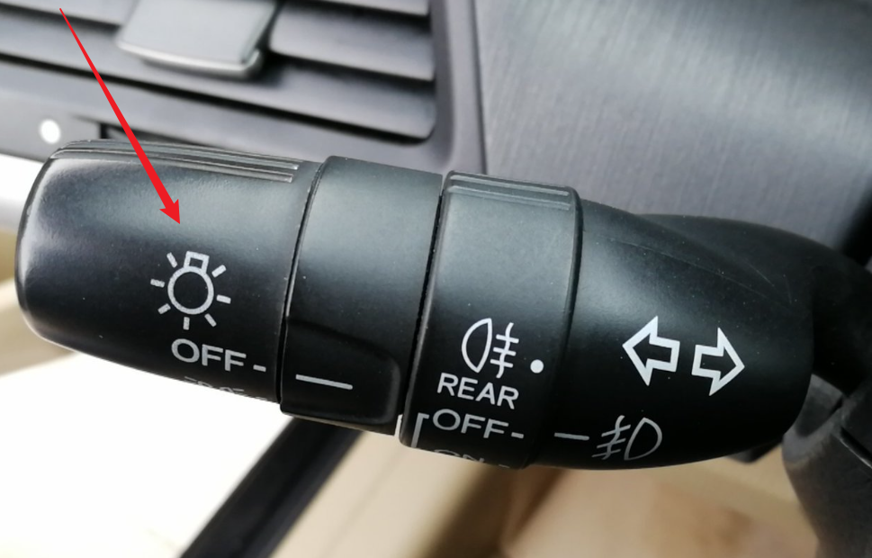 雅阁大灯高度调节开关在哪