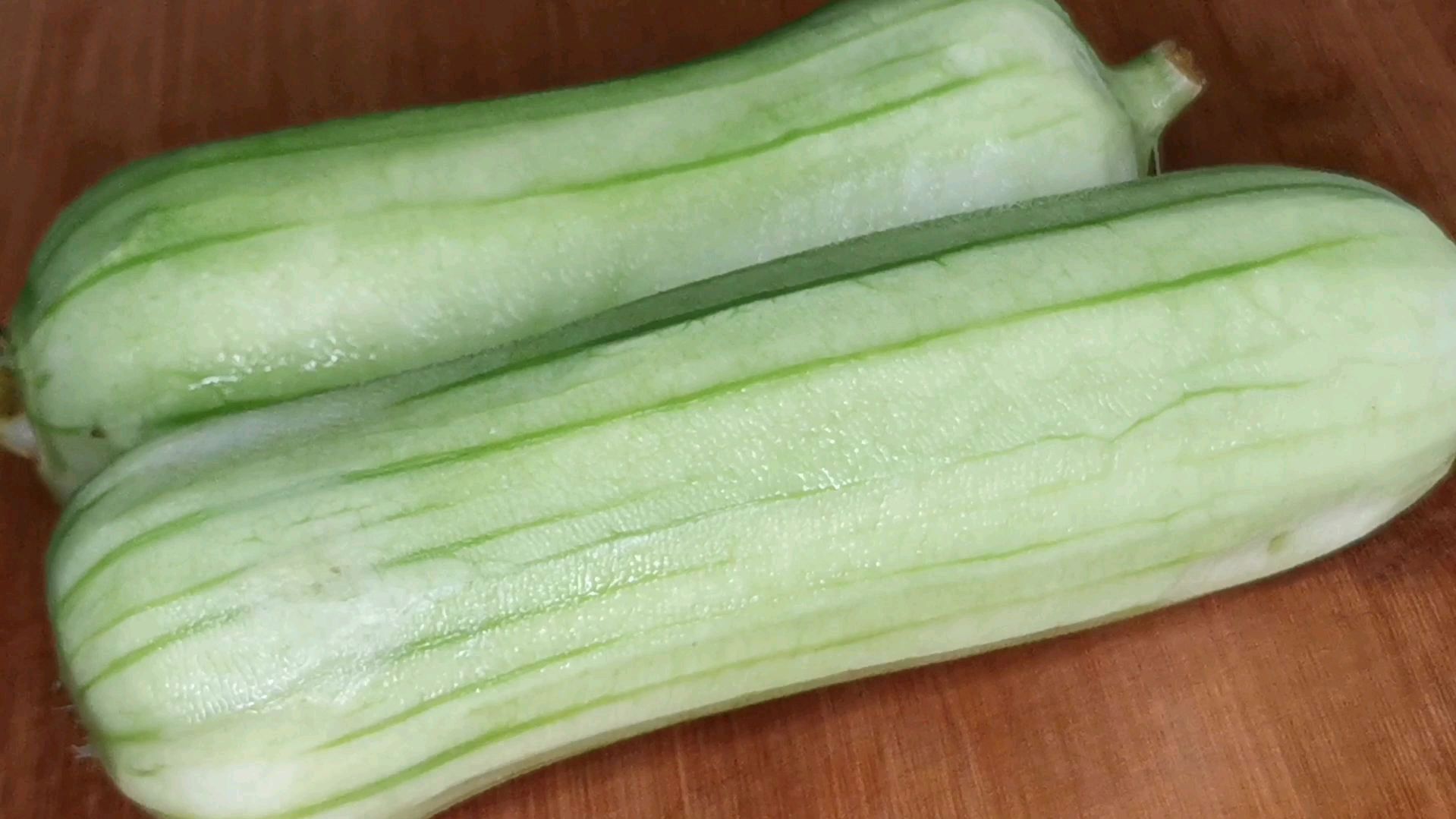 热天丝瓜要这样吃,简单营养又解馋,加几个虾仁,上桌全家都爱吃