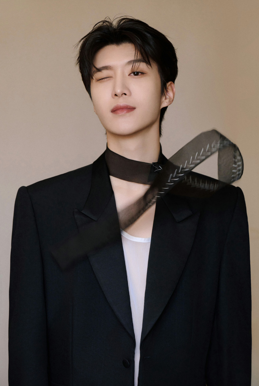 范丞丞first影展黑西装造型,可爱中透着帅气.