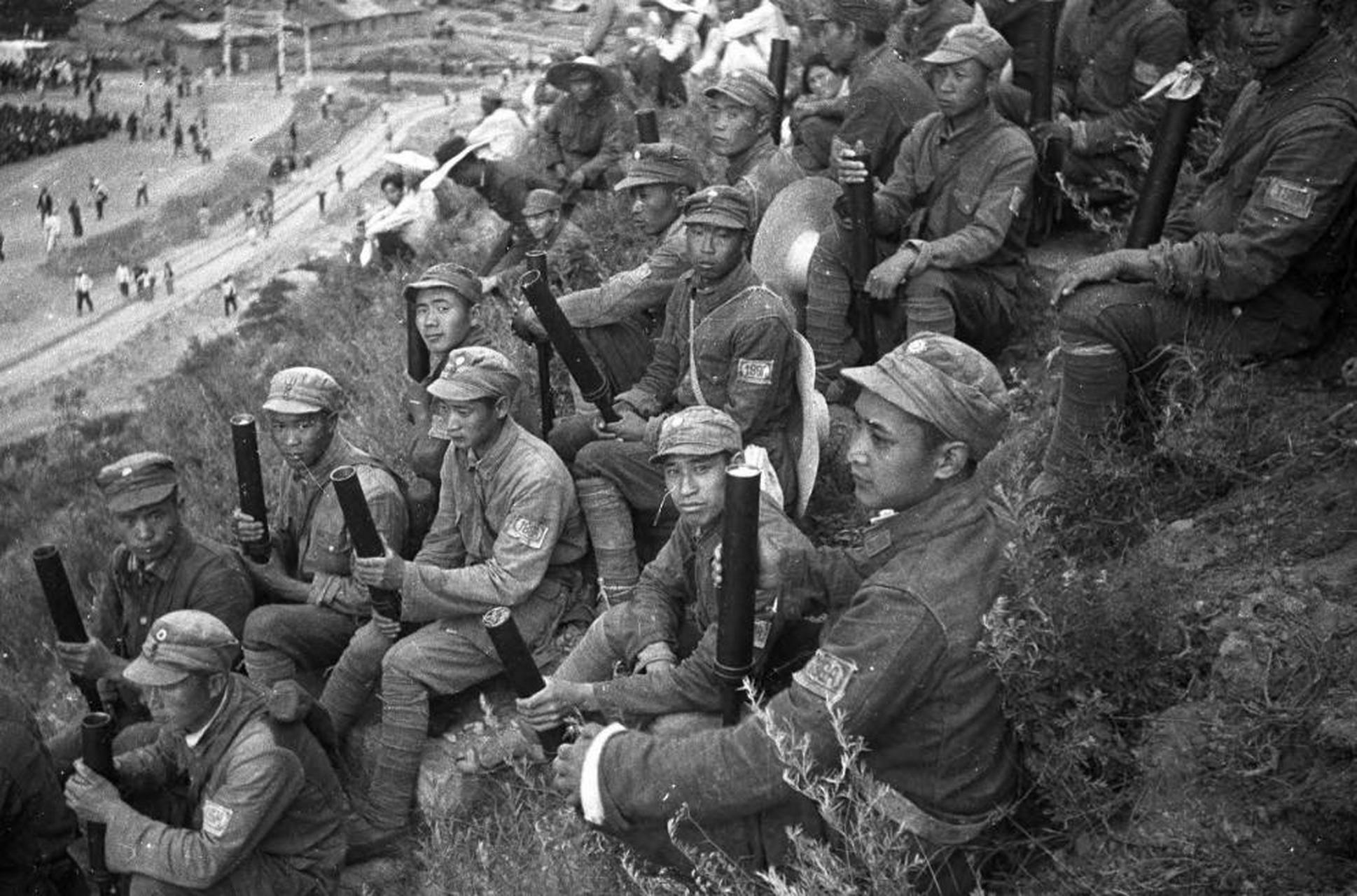 1943年,8个八路军战士正在村里休整,他们正在吃饭,突然村长急匆匆跑来