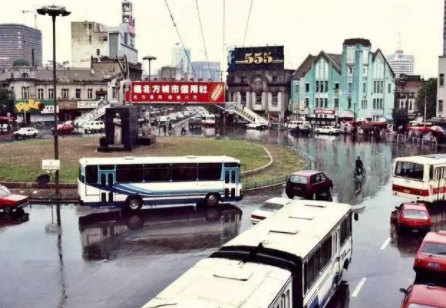 老照片:九十年代的大连,图一为大连友好广场