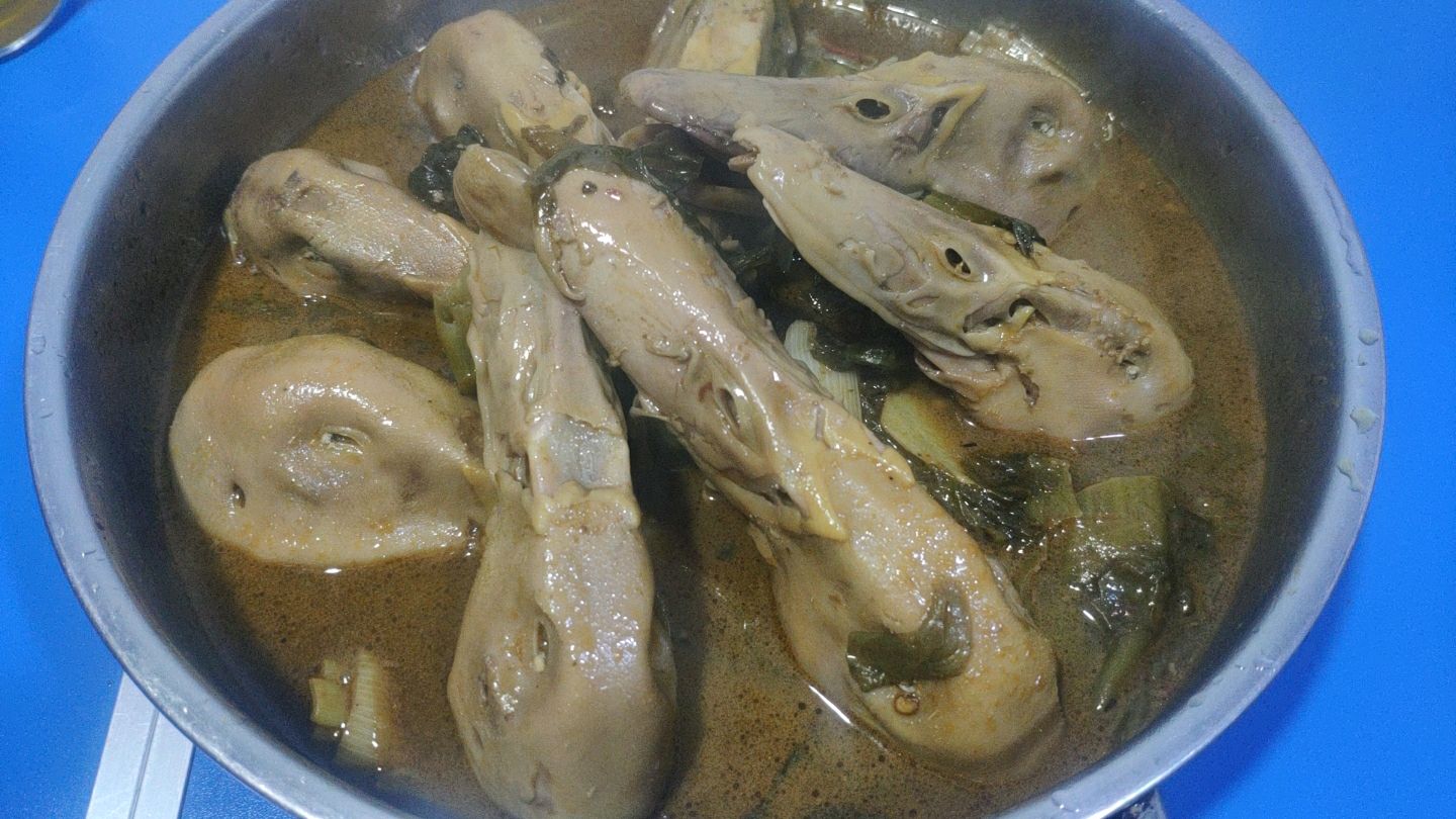 酸菜炖鸭头 汤鲜味美 越吃越香 隔壁小孩都馋哭了