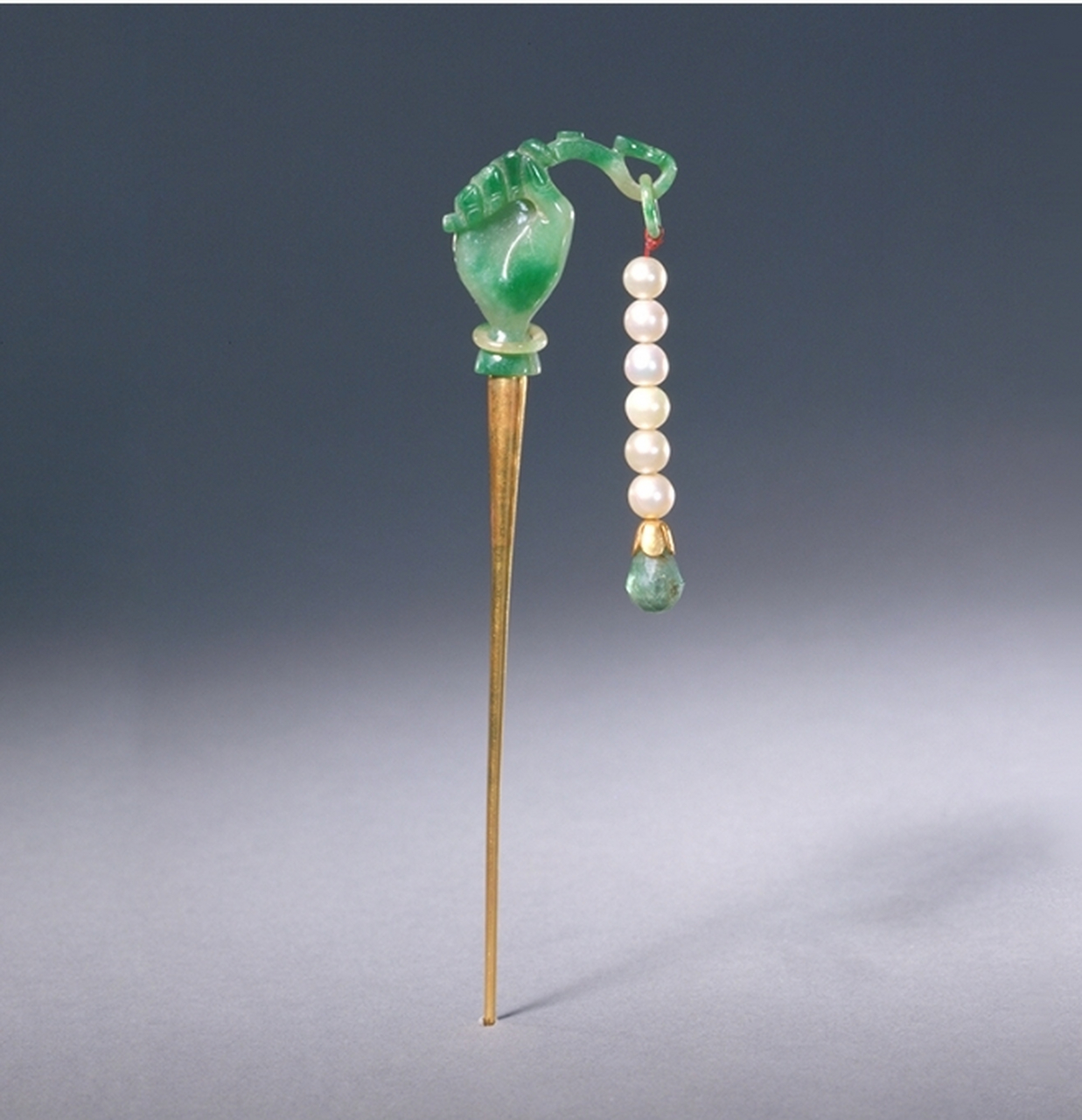 【如果国宝会说话】 金镶翠挑簪 此簪金质 簪身细长 较粗的一端嵌接翠