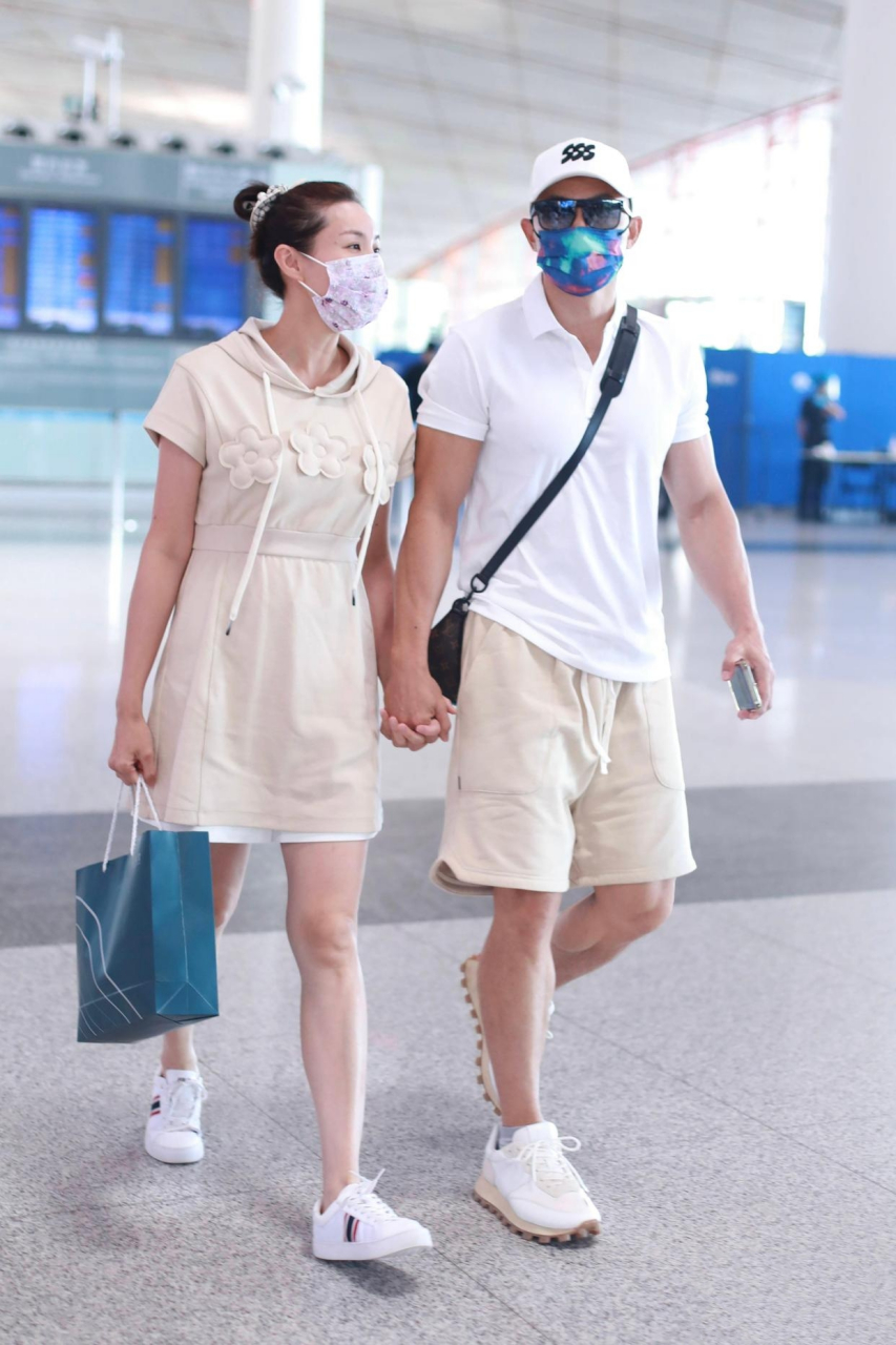 刘畊宏夫妇着情侣装手挽手出现在机场,给老婆擦汗,搂腰,提行李,一些