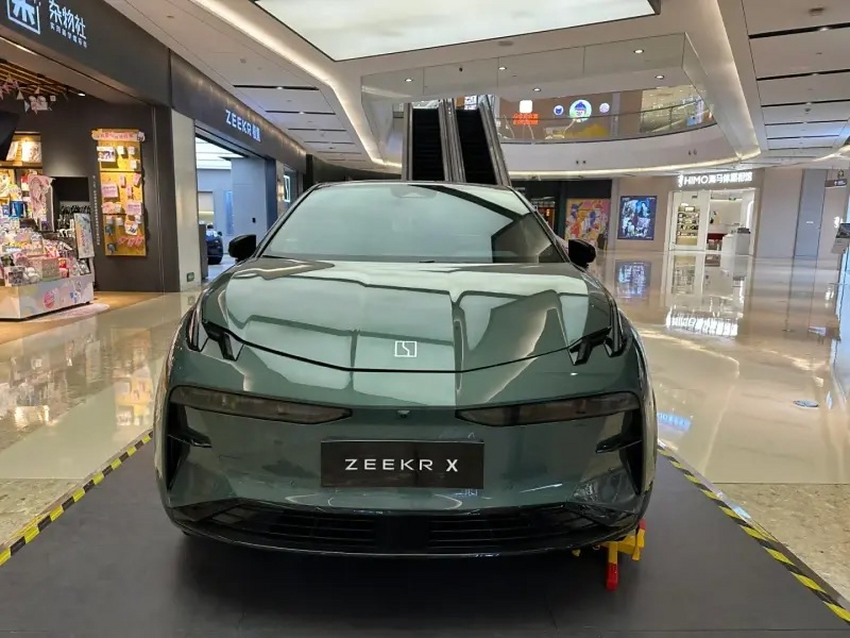 闺蜜最近在选车,之前看了smart精灵1号,外观萌萌的,内饰也有奔驰那