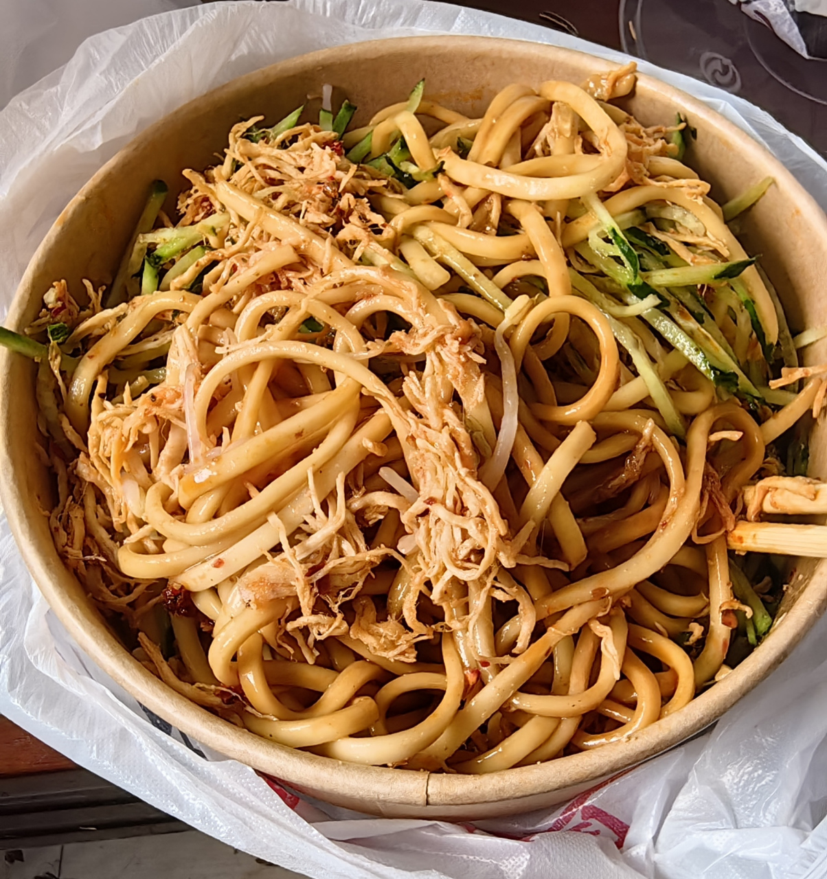 外卖点了份鸡丝拌面,没用红包,花了10块9,你们觉得怎么样