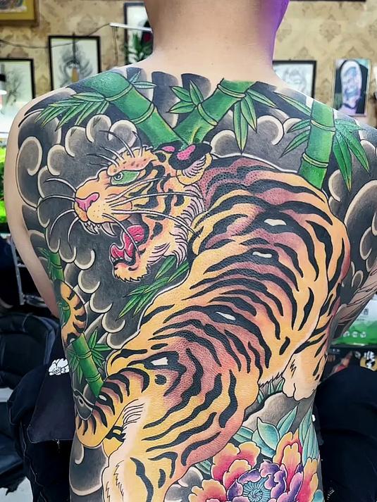 大哥满背上山虎纹身,十分的凶猛,纹身师技术真好