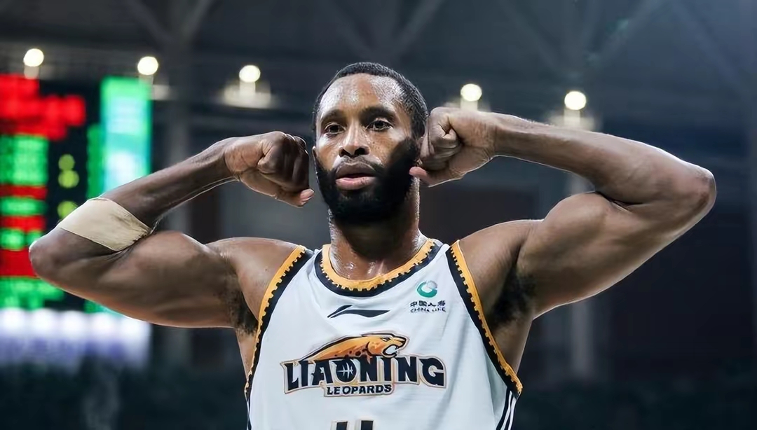 衣锦还乡!辽篮外援弗格回美国盖别墅,花重金买地皮,亲手挖地基