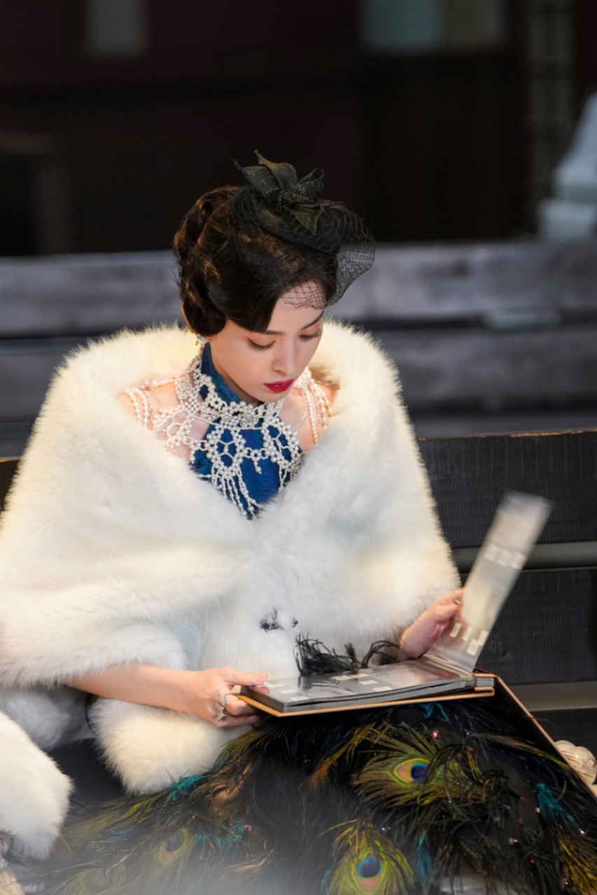 娜扎工作室晒出了一组娜扎的民国风复古造型图,她盘发穿蓝色挂脖裙裹