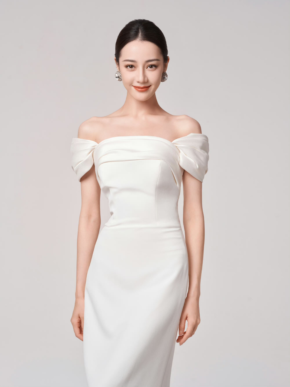 迪丽热巴# 白色鱼尾裙摆长裙,突出了曼妙的身姿和高贵典雅的气质.