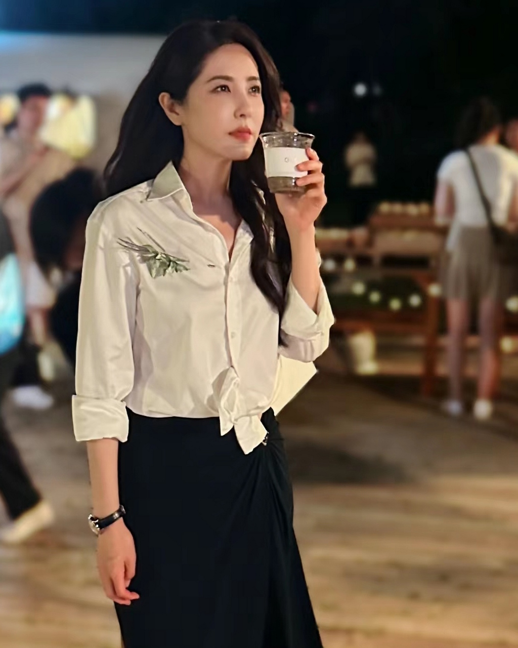 曾黎参加露营活动太有御姐范,白衬衫加长裙优雅感十足,再穿上细高跟鞋