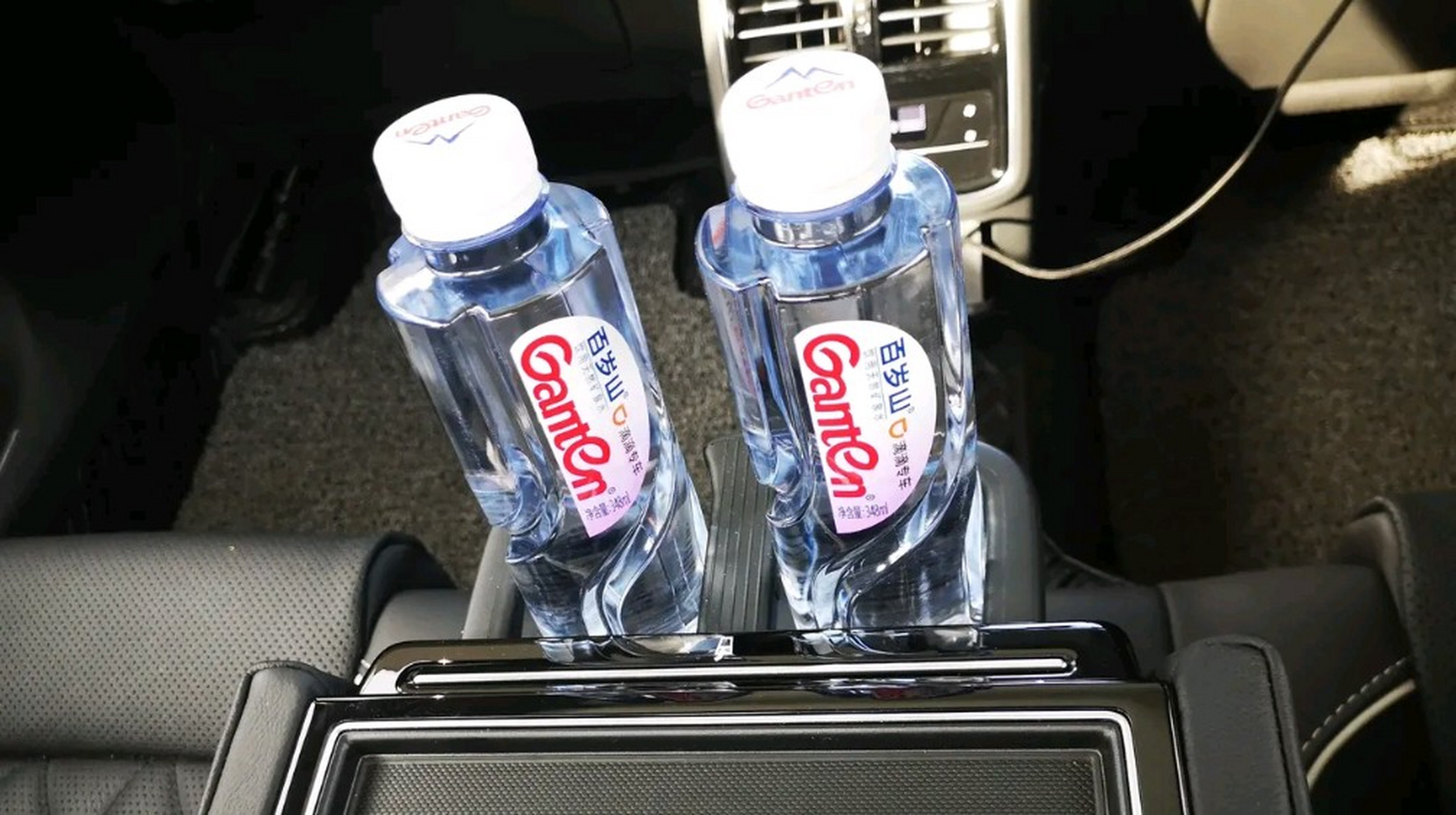 每次打滴滴专车后座扶手上都放着两瓶百岁山,估计挺贵的.