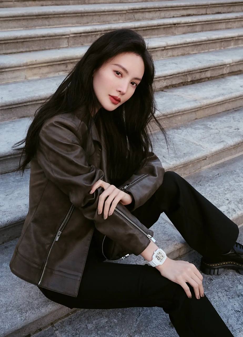 金晨晒街拍私服穿搭,穿咖色皮衣搭配黑色喇叭裤,脚踩英伦范单鞋,又酷